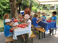 Holzboot mit Gummiantrieb_01_schmirgeln.JPG