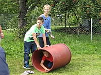 06_08  Spaßolympiade-Tonnen rollen.jpg